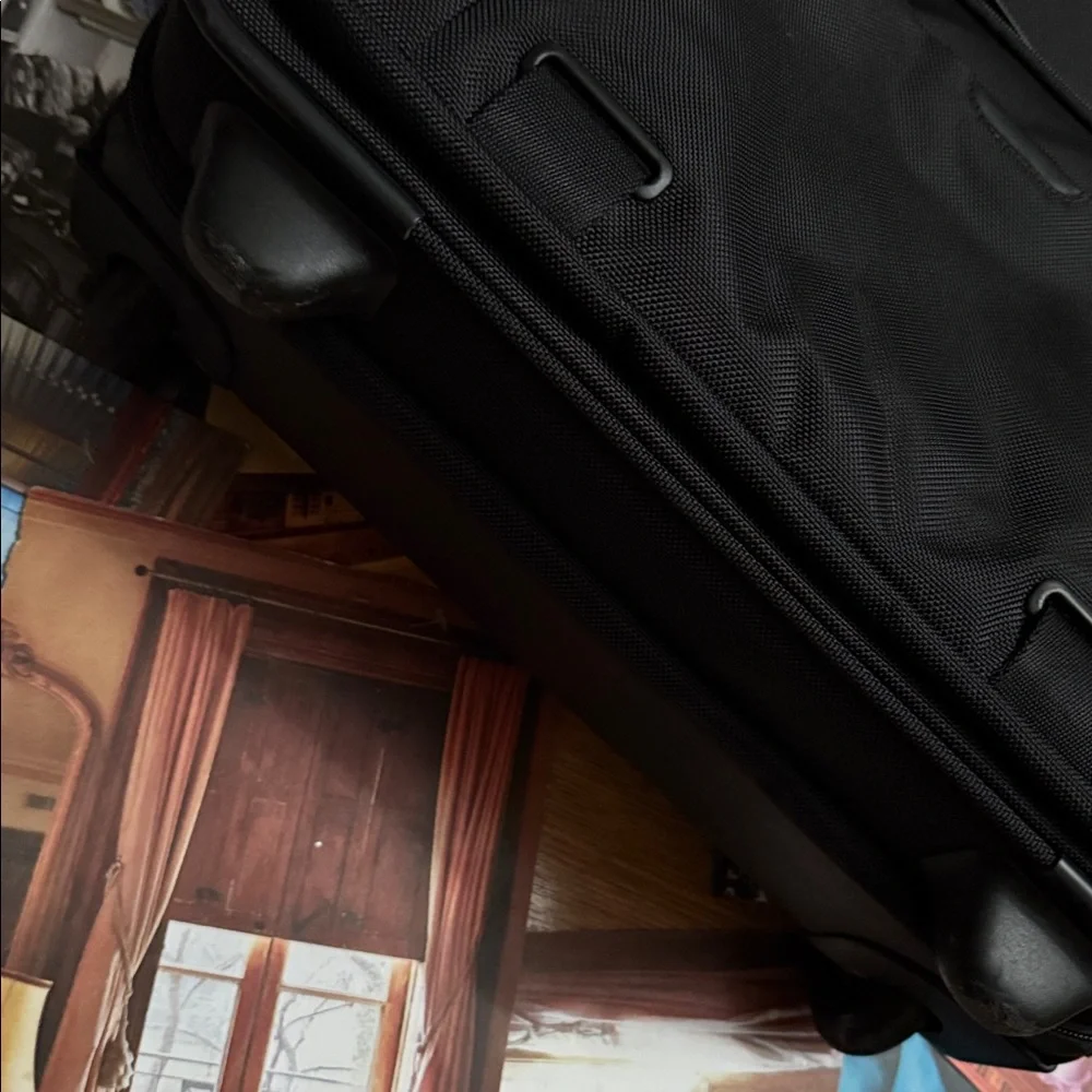 Tumi 🕶️ corner